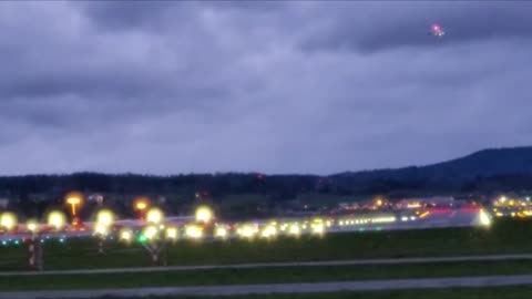 Aircraft Pilot Abort the Landing Last Second Due to Strong Winds