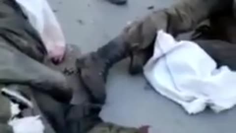 Ukrainian soldiers shoot Russian prisoners of war in the legs