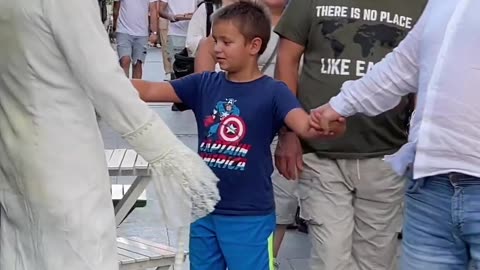 Dad was showing his son the statue 😂🕺😂 Prank