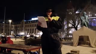 Eero Tillanen laulaa WWD6 mielenosoituksessa.