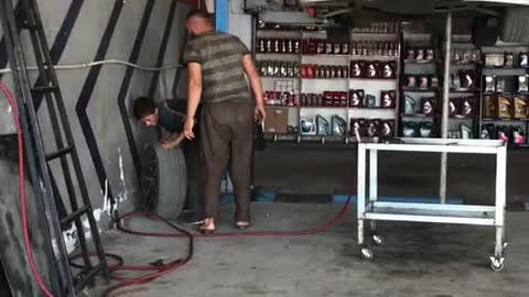Repair shop, automobile tire disassembly, maintenance and repair