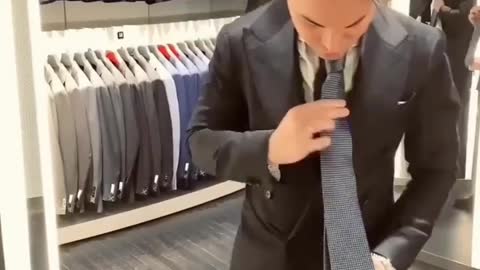 How to tie a tie in 7 seconds