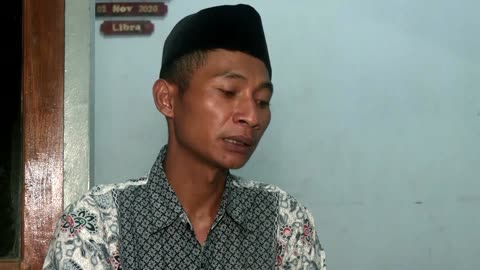 Fan loses wife, daughters in Indonesia soccer crush