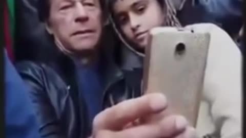 PM Imran Khan Selfie With Little Child Video Gone Viral , Imran khan nay Khud Mob Pkar kar Selfie li