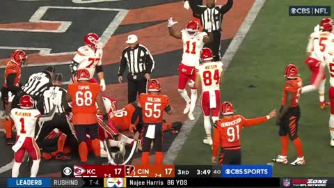 Patrick Mahomes puts his body on the line for 4th down TD run