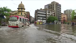 Locals struggle in Pakistan's Karachi floods