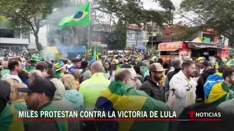 Persisten las protestas por derrota de Bolsonaro en Brasil | Noticias Telemundo