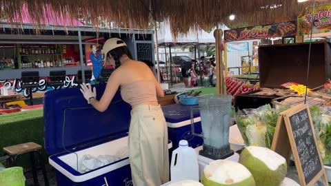 Thai Girl Has Amazing Coconut Cutting Skills | Thai Street Food 🤤