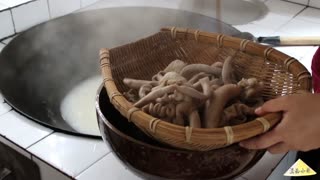Cooking Pig Intestines with Ginger, Garlic, Tsaoko, Star Anise, Bay Leaf, Cinnamons, Dried Chili