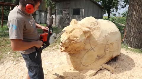 REAL SIZE WOODEN BEAR, amazing chainsaw wood carving