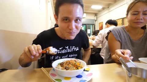 6 !! Extreme Thai Street Food - CRAZY TOM YUM Late-Night Food Tour in Bangkok, Thailand!