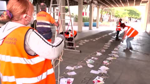 La Palma workers hang Xmas messages of 'unity'