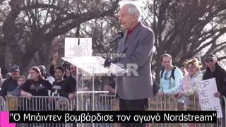 Ομιλία της Tulsi Gabbard μέσα σε πλήθος ρωσικών σημαιών στην Αντιπολεμική συγκέντρωση