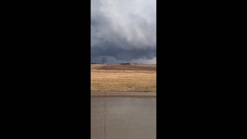 Tornado tears through central Iowa