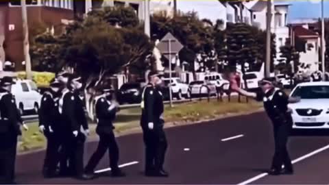 Australian police have trouble forming a line
