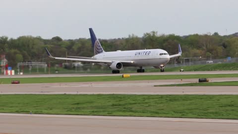 Beautiful Evening Departure of a United Boeing 767-300