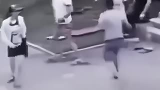 Victim gets stabbed then knocks out the stabber