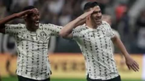 ROBERT RENAN SE DESTACA COM A CAMISA DO CORINTHIANS.