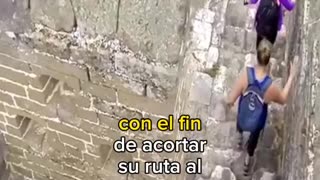 Albañiles en China derriban la muralla china con una excavadora