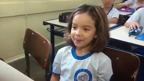 Menina de 6 anos faz repórter chorar de tanto rir em entrevista