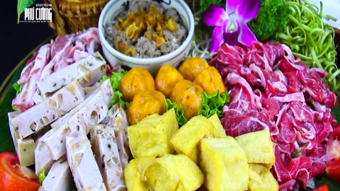 Lẩu riêu cua - món ngon dân dã của người Việt [Crab hotpot - a rustic Vietnamese delicacy]