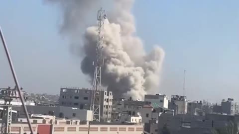 Israeli army bombs the central and southern areas of Khan Yunis in the Gaza Strip