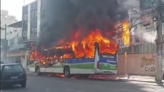Homem ateia fogo em ônibus no Rio fere mulheres e uma criança