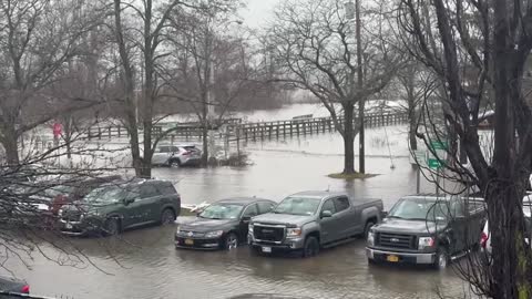 Winter storm causes Hudson River to flood