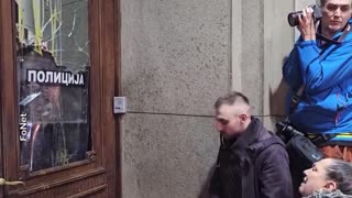 Protestuesit tentojnë të hyjnë brenda godinës së bashkisë së Beogradit