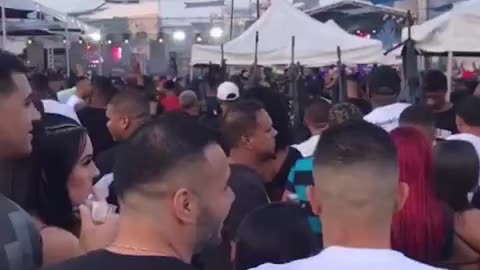 BAILE FUNK NO RIO DE JANEIRO, PESSOAS ANDANDO ARMADA