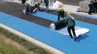 Comenzó la instalación del sintético en la pista del estadio de atletismo 2