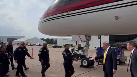 DonaldTrump thanking our incredible Texas Law Enforcement Officers! 🇺🇸