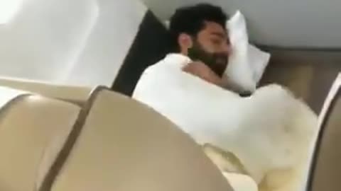 Velika zvijezda bez kompleksa: Salah spavao na podu aviona