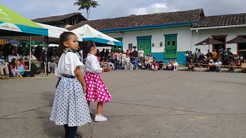 Niña imitando baila ensucia su vestido