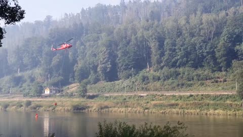 Helikopter löscht Brand in Sächsischer Schweiz mit Elbwasser