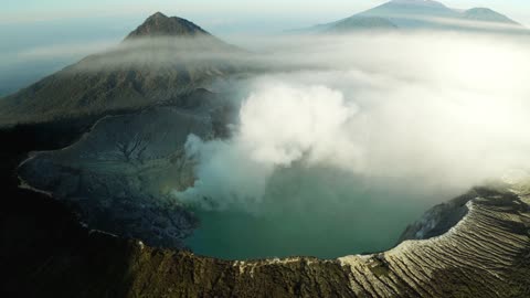 Dazzling film of Popocatépetl Volcano emitting from plane window