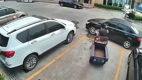 Increíble fuerza 💪un hombre corre un auto solo con sus manos