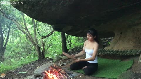 The girl alone built a shelter in a rock cave - Cooking survival,bushcraft - MsYang Survival