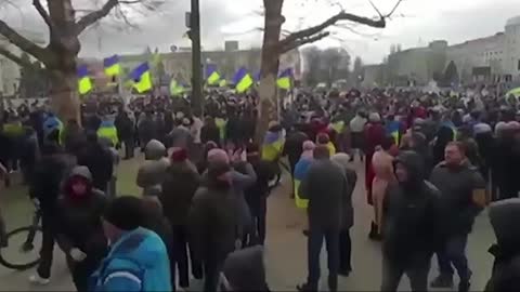 Thousands of Ukrainians protest in Kherson after city is seized by Russia