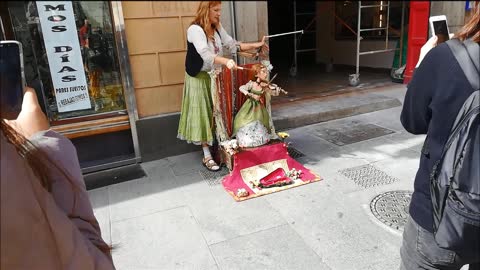 Puppet playing violin on the street