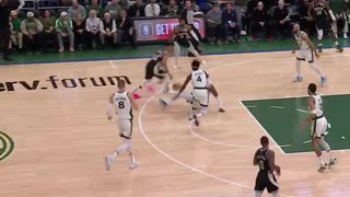 NBA - Giannis throws one DOWN early in Milwaukee 💪