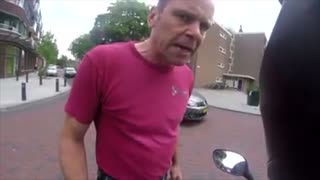 Hij is erop uit om verkeershufters vast te leggen en dan gebeurt ineens dit