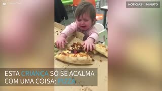 Criança se desespera ao tirarem seu pedaço de pizza