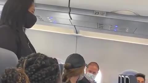 Family thrown-off flight: 2yo not wearing mask while eating