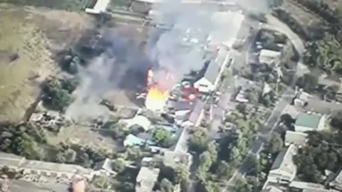 🔥👀🚁 The Russians attack the homes of civilians from helicopters in Sudzha.