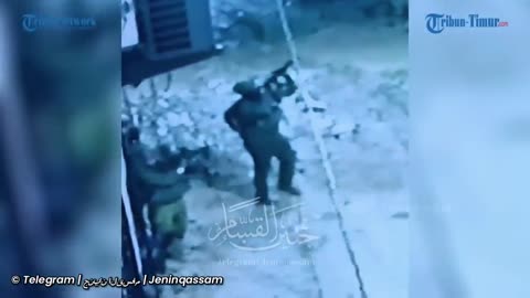 Detik-detik ,Tentara Israel, Terjatuh, ke ,Dalam ,Got ,saat Bidik Pejuang Palestina di Atas Gedung