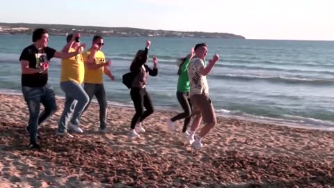 German tourists party unmasked on Mallorca beach