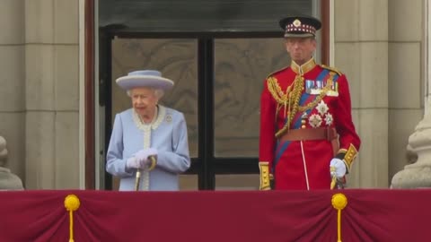 Queen makes first appearance at Platinum Jubilee on Buckingham Palace balcony