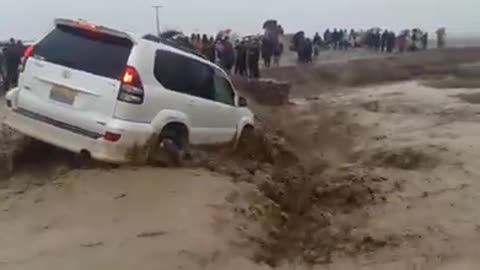 Dangerous flood in India: the car with driver and passenger is swallowed brutally...part-1