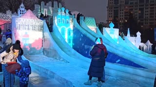Зима в России не только такая холодная, но еще и умеет веселиться со снегом и льдом.